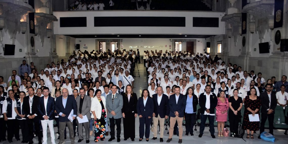 Entrega de reconocimientos a destacados profesionales de enfermería.