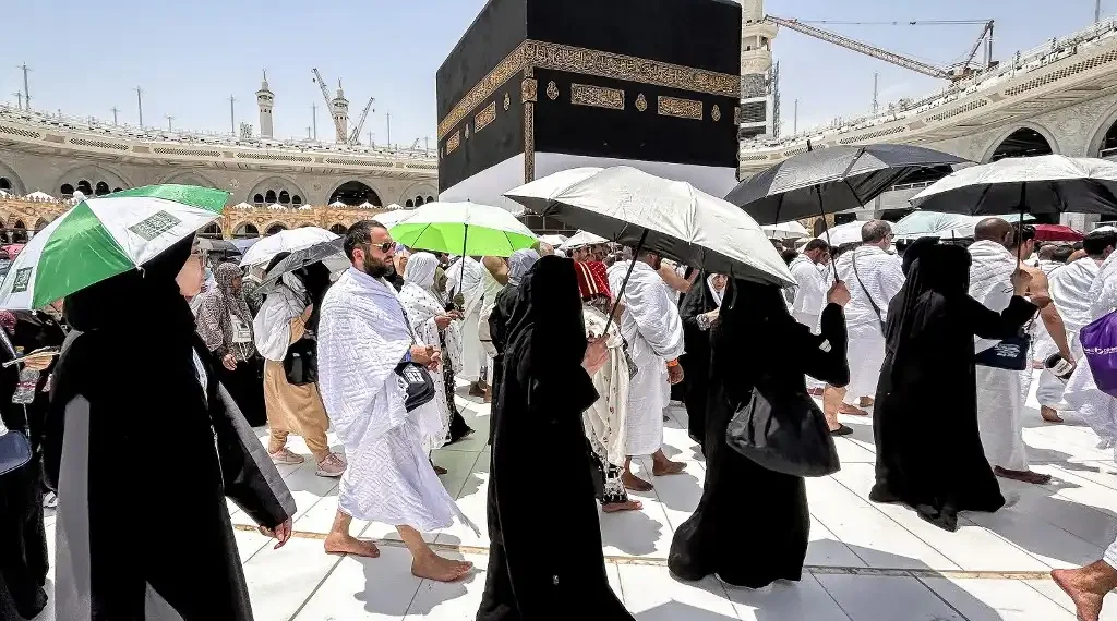 Devotos musulmanes caminan alrededor de la Kaaba, el santuario más sagrado del Islam, en la Gran Mezquita de la ciudad santa de La Meca en Arabia Saudita. (AFP)