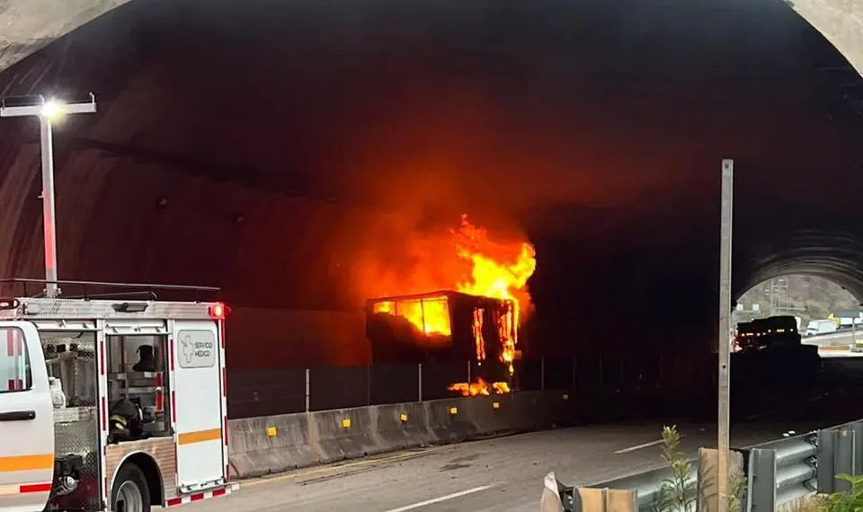 Incendio de un camión en autopista Durango-Mazatlán