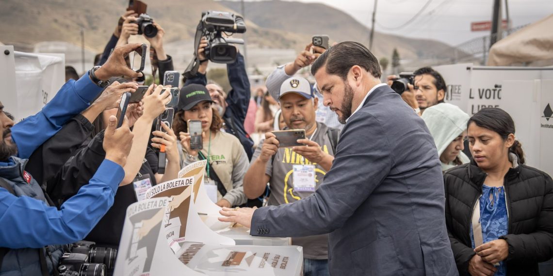 Burgueño el primer candidato de Tijuana en votar; espera una jornada pacífica