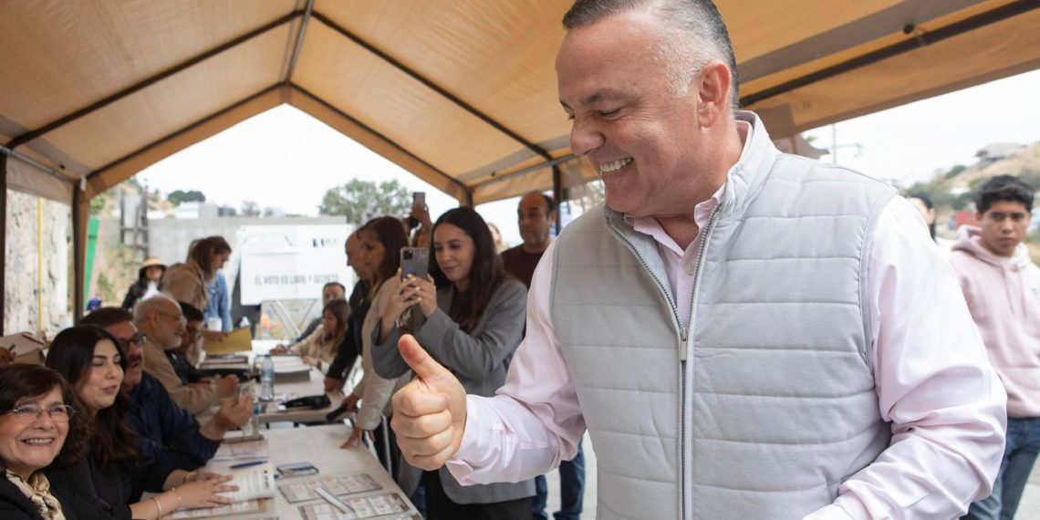 Asiste a votar el candidato que quiere pintar a Tijuana de Morado