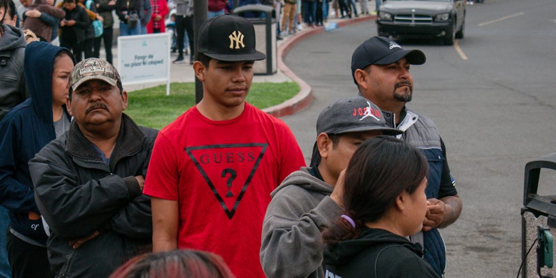 Migrantes del albergue Ágape ejercen su voto en casilla especial de Tijuana