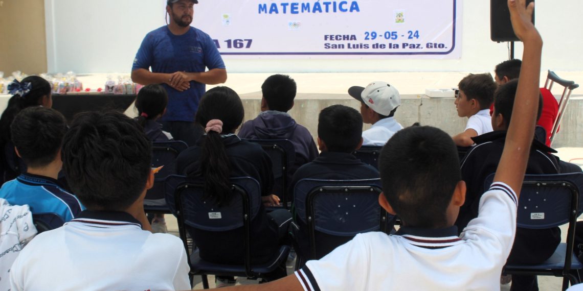 Estudiantes de la Región Noreste participan en eventos innovadores que promueven el aprendizaje práctico y dinámico de matemáticas, mejorando su rendimiento y entusiasmo.