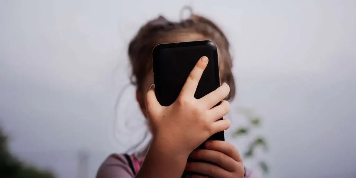 Menores de 12 años no deben tener acceso a redes sociales: C5i