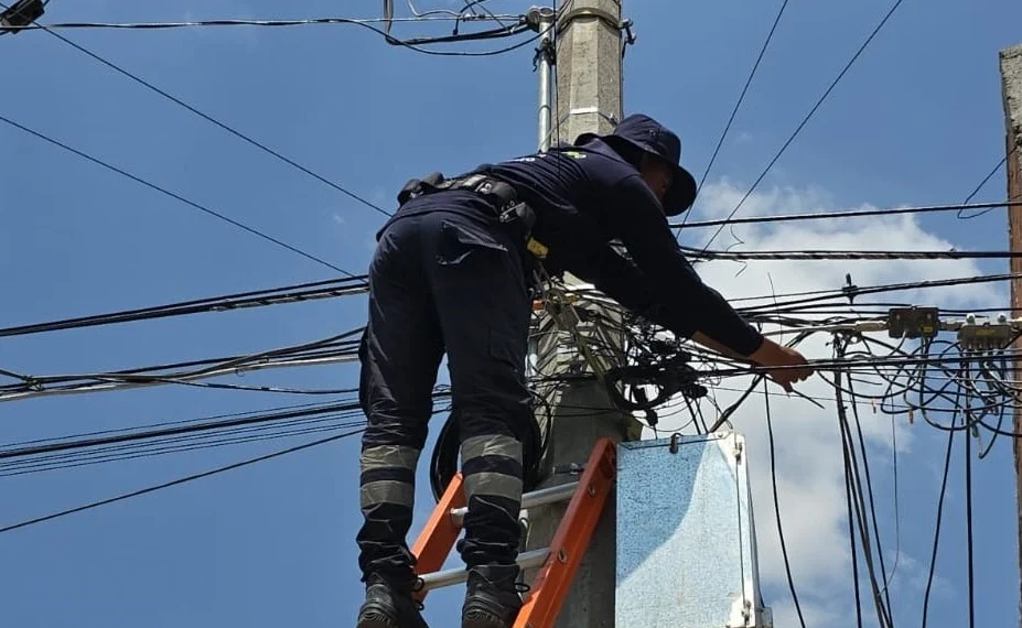 La Secretaría de Desarrollo Urbano del Municipio de Aguascalientes (Sedum), refuerza el retiro de cables en desuso en calles del centro de la ciudad como parte del operativo de limpieza y mantenimiento de cables de telecomunicaciones. Con apoyo de la Dirección de Movilidad de la Secretaría de Seguridad Pública, llevarán a cabo cierres parciales a la circulación en algunos carriles en calles, así como abanderamientos en diversos cruceros, para llevar a cabo los trabajos. La dependencia municipal informó que a partir de este domingo 14 de junio, personal de la Sedum trabajará en las calles: 5 de Mayo hasta Av. Independencia, Benjamín de la Mora, José María Morelos y Pavón, Condell, Jesús Terán, Jesús María, Jesús Bernal, Guzmán, Benito Juárez y José María Arteaga. Por lo anterior, se contará con una unidad de la Policía Vial en cada uno de los puntos donde se encuentren realizando las maniobras de retiro de cables en desuso. Se pide a la ciudadanía y conductores tomar las debidas precauciones al circular por la zona para evitar riesgos o algún percance vial. El operativo de limpieza y mantenimiento de cables de telecomunicaciones consiste en retirar aquellos que están en desuso, para lograr un conjunto visual más agradable y armonioso.