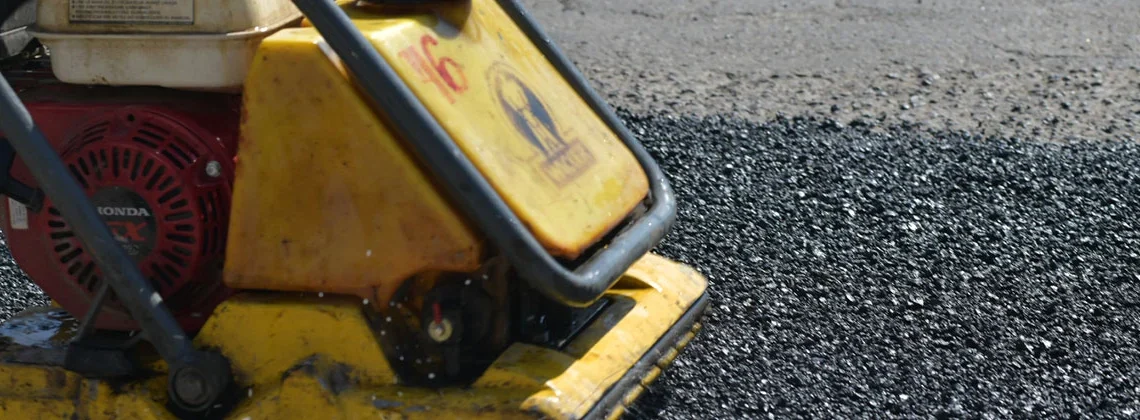 Municipio apoya a la federación con bacheo en carreteras