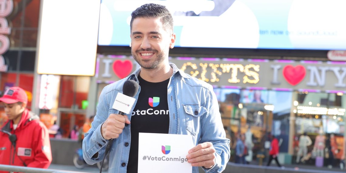 Borja Voces, presentador de noticias de la cadena de televisión Univisión en el lanzamiento de Vota Conmigo en Times Square.