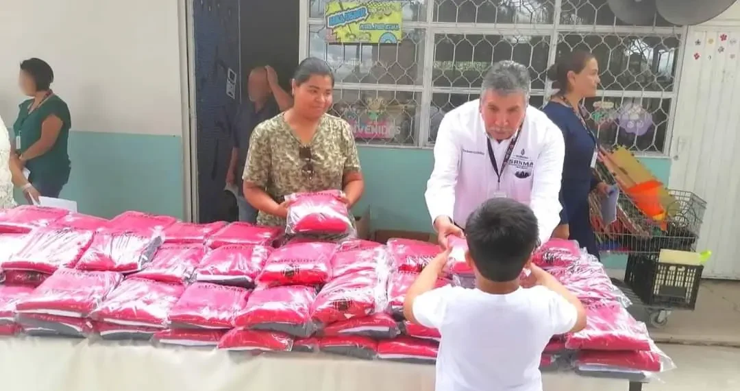 Entrega de uniformes escolares