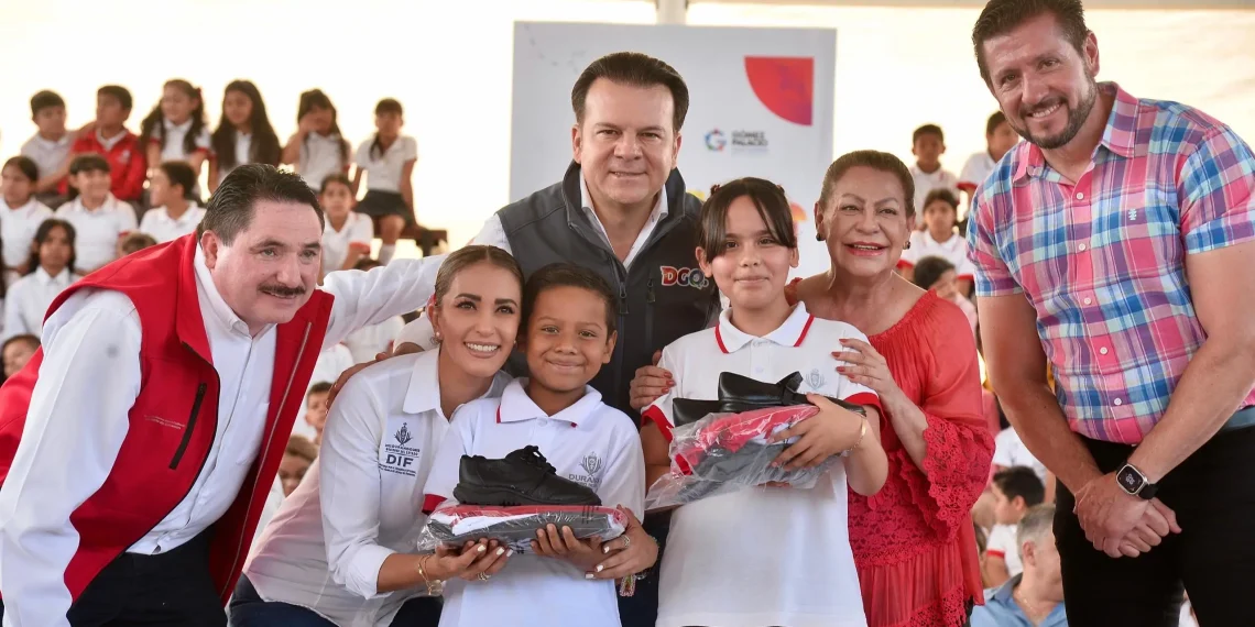 Adelantan entrega de Uniformes Escolares Gratuitos en Gómez Palacio, incluyen calzado