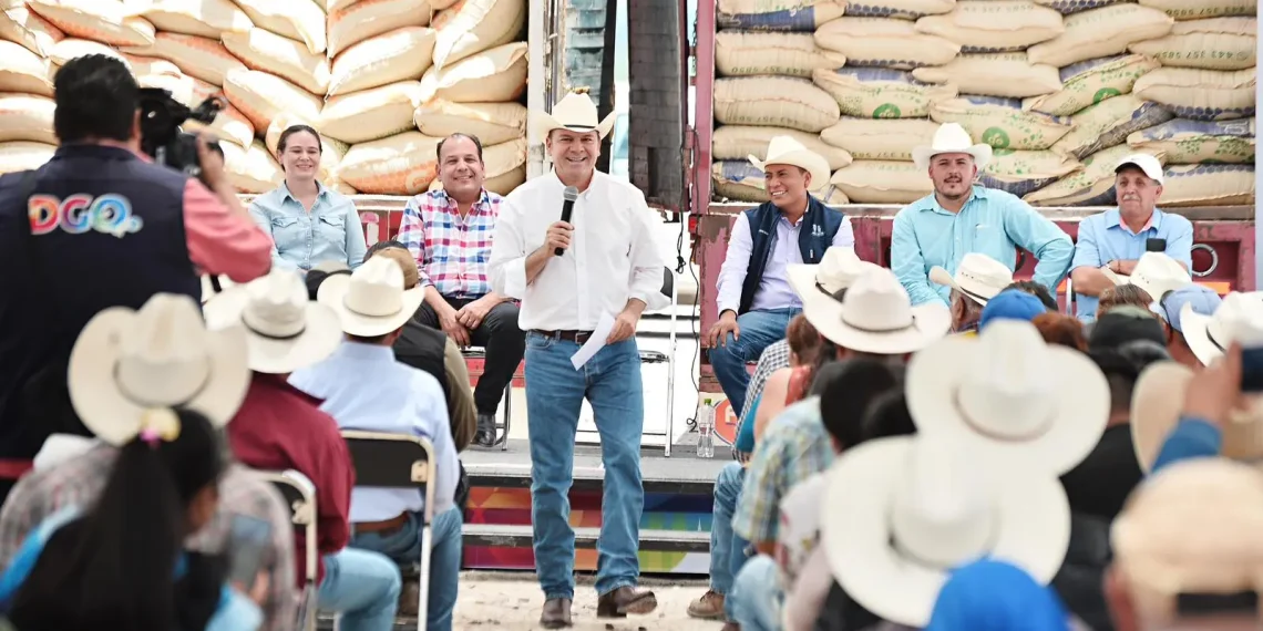 Arranca gobernador Esteban Villegas dispersión de semilla de avena para forraje en el Mezquital