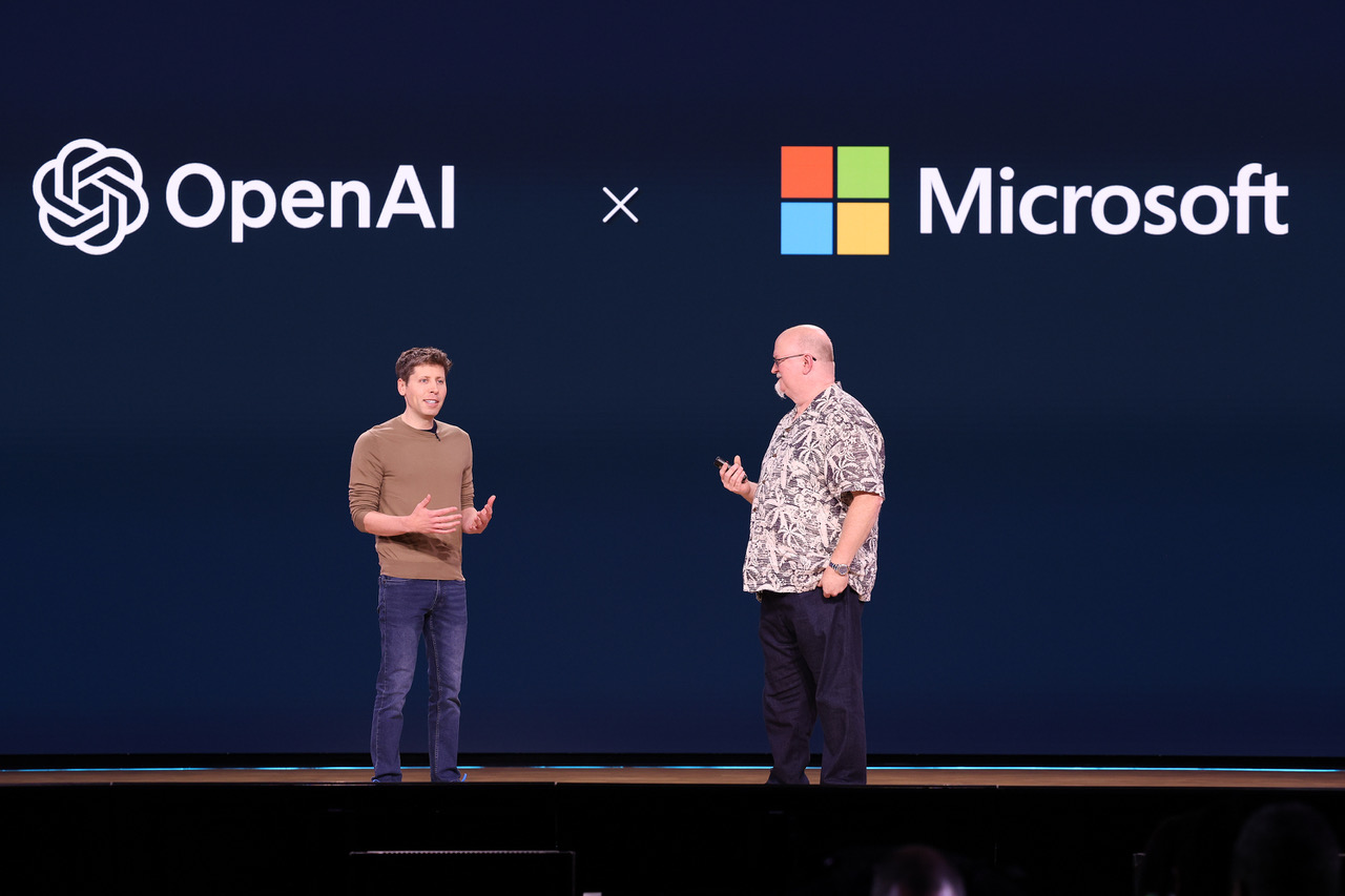 Sam Altman, CEO y cofundador de OpenAI, la empresa de inteligencia artificial responsable del chatbot viral ChatGPT, y Kevin Scott. Director de Tecnología de Microsoft en la conferencia Microsoft Build 2024.