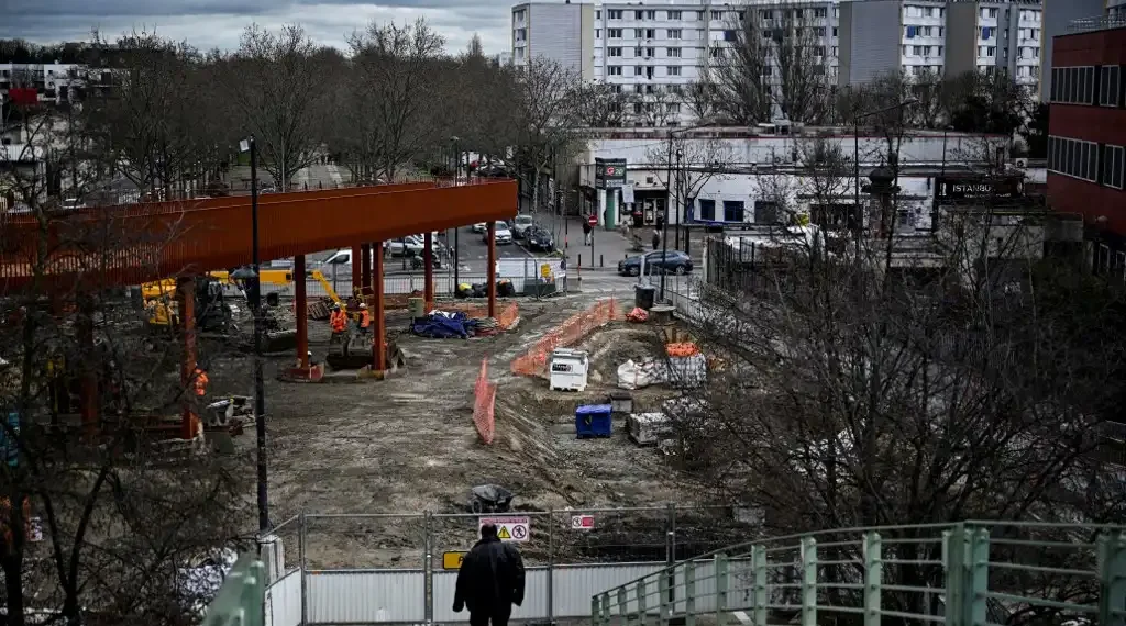 Vista de la obra de construcción de un nuevo puente peatonal que unirá el Estadio de Francia y el barrio Le Franc Moisin de Saint-Denis, un suburbio del norte de París. (AFP)