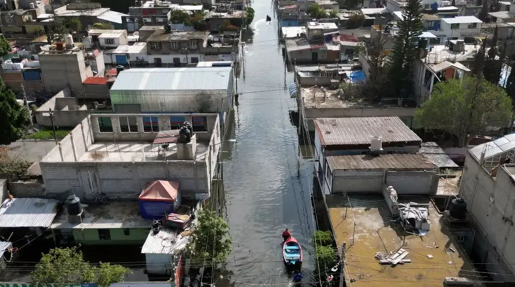 Vista aérea de una calle inundada en el municipio de Valle de Chalco, Estado de México. (AFP)