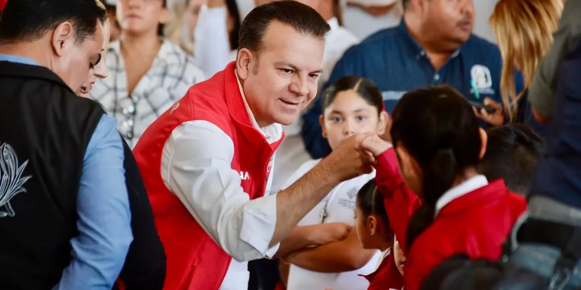 Con uniformes y útiles escolares gratuitos, inicia ciclo escolar en escuelas de Durango