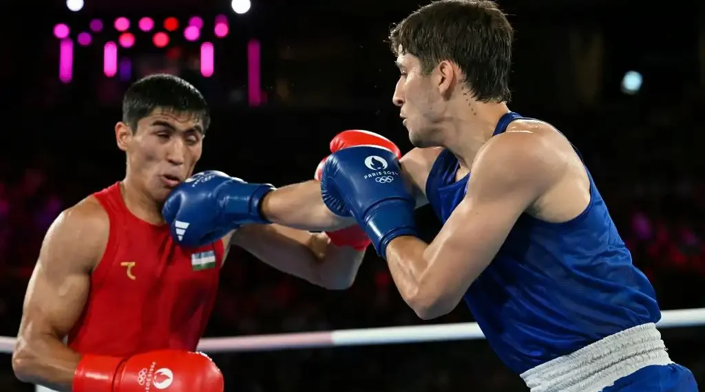 Asadkhuja Muydinkhujaev (izquierda) y Marco  Verde en la final de boxeo. (AFP)