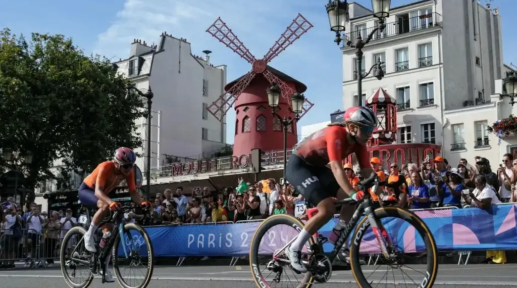 Carrera de ciclismo en ruta femenina durante los Juegos Olímpicos de París 2024. (AFP)