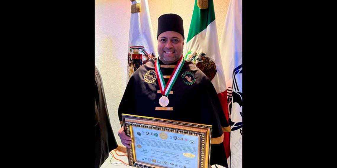 Santos Ramírez recibió Doctorado Honoris Causa