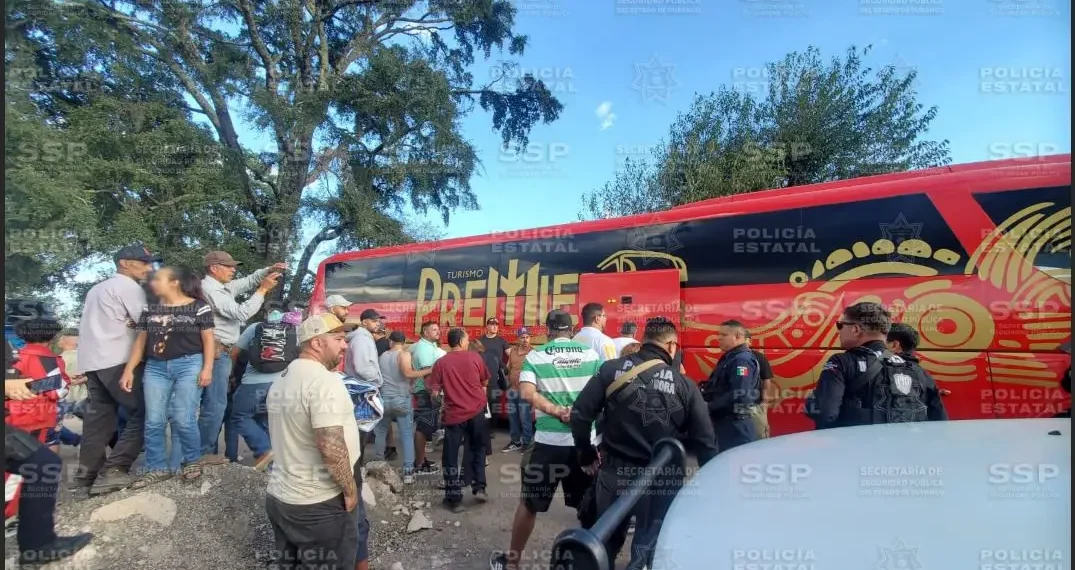 Autoridades auxilian a turistas tras ataque en autopista Durango- Mazatlán