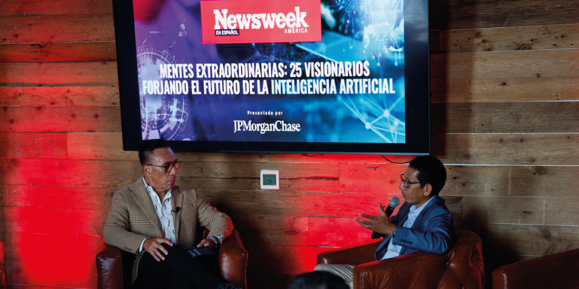 A la izquierda Guillermo Diaz Jr., CEO de Conectado y a la derecha Oscar Paredes, Director General y Jefe de la Plataforma de Depósitos Tecnológicos en JPMorgan Chase, en el evento Mentes Extraordinarias en Austin, TX.