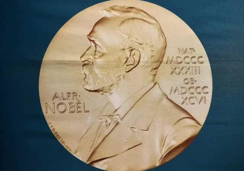 Los fondos del Premio Nobel tienen su origen en Nobel, quien quiso que su fortuna se invirtiera en un fondo dedicado a los premios.