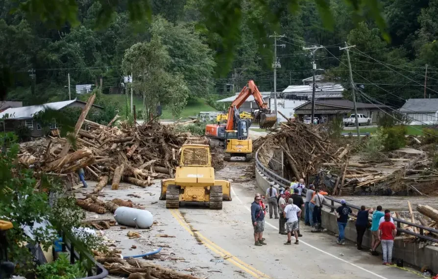 Maquinaria pesada despeja una carretera mientras el río Rocky Broad desemboca en el lago Lure, transportando escombros de Chimney Rock, Carolina del Norte, después de las fuertes lluvias causadas por el huracán Helene el 28 de septiembre de 2024, en el lago Lure, Carolina del Norte. (Menos Melissa Sue Gerrits/Imágenes Getty)