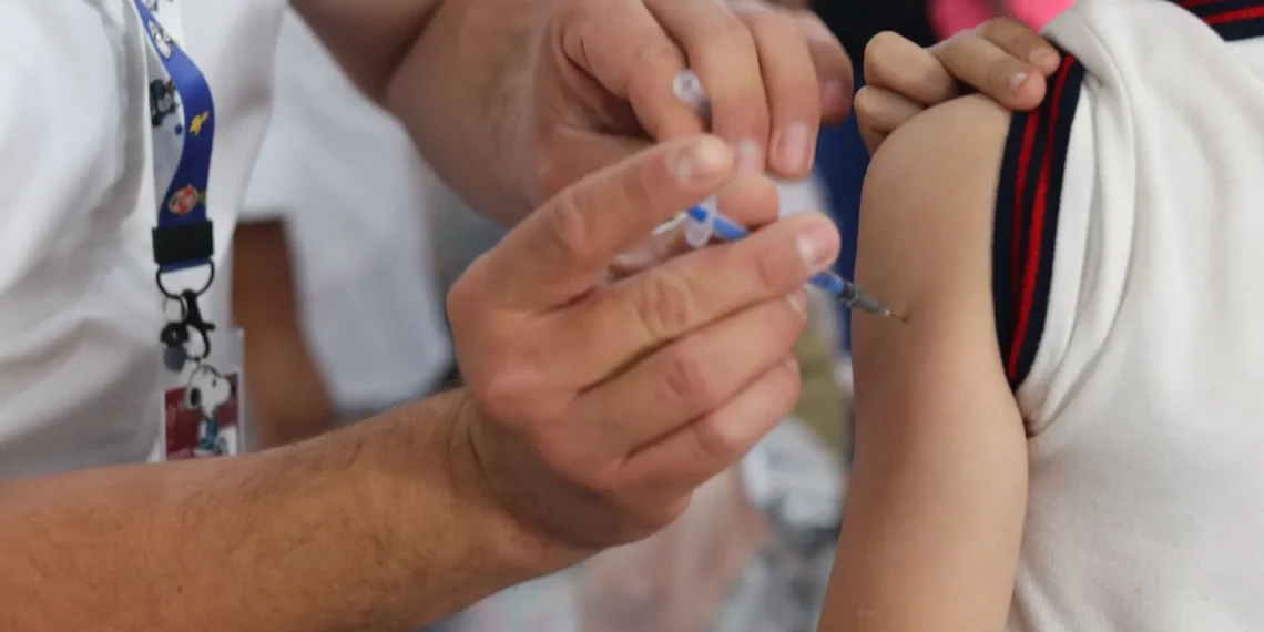 Este martes comienza campaña de vacunación contra influenza y COVID 19