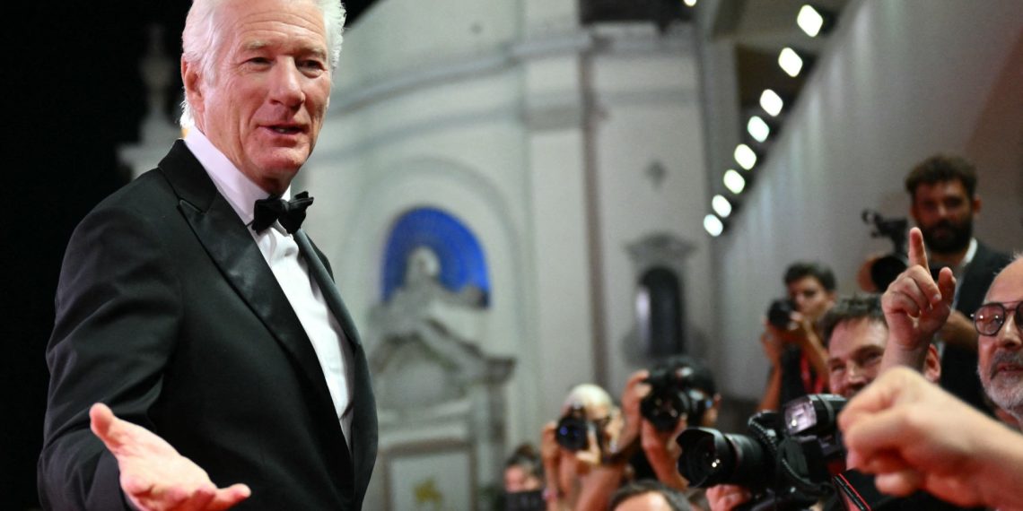 Richard Gere muestra el dedo medio en televisión