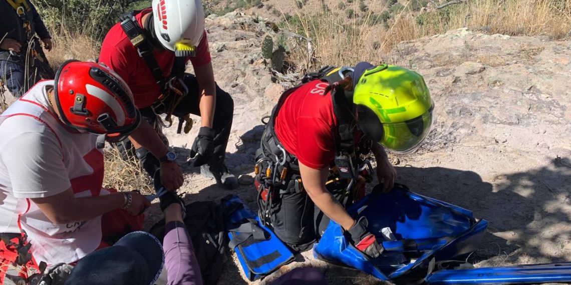 Rescatan vía aérea a senderista herida en Durango