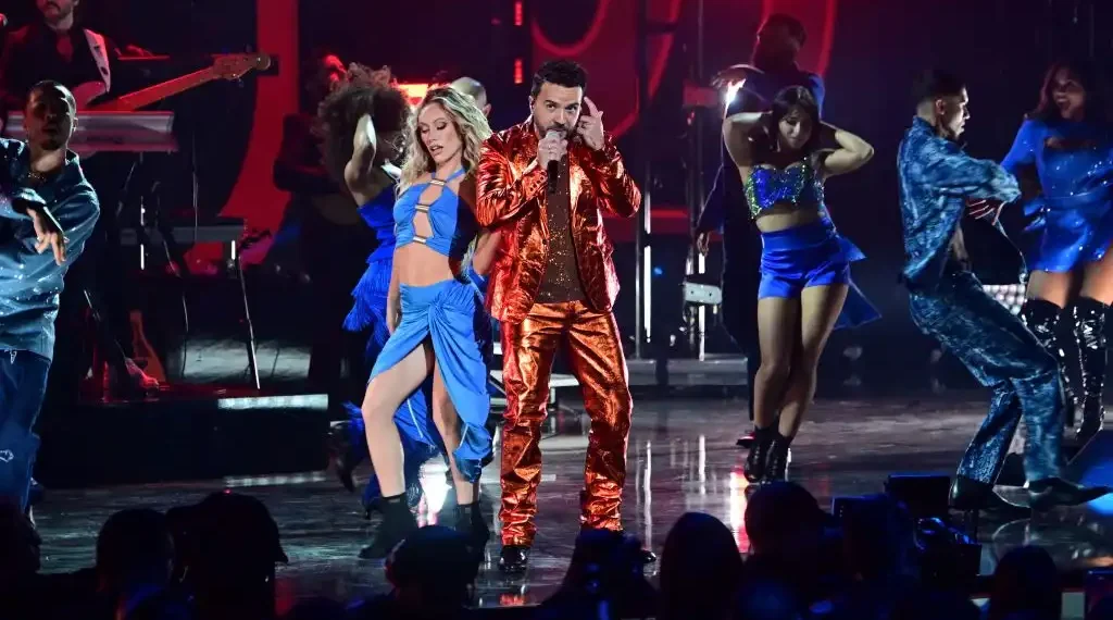 El cantante puertorriqueño Luis Fonsi se presenta en el escenario de los Latin Grammy 2024. (AFP)