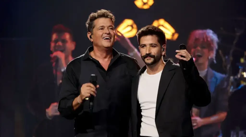 (De izquierda a derecha) Carlos Vives y Camilo se presentan en el escenario durante el homenaje a la Persona del Año 2024 de la Academia Latina de la Grabación. (AFP)