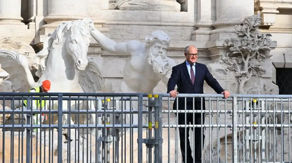 El alcalde de Roma, Roberto Gualtieri, posa para los fotógrafos en la pasarela. (AFP)