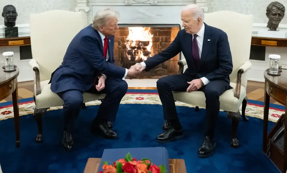 Donald Trump regresa a la Casa Blanca y es recibido por Joe Biden