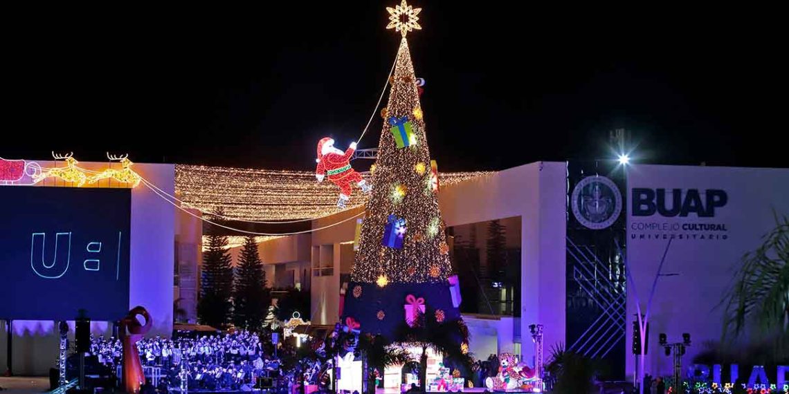 BUAP hace espectacular encendido de Árbol de Navidad