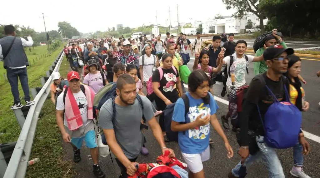 Personas migrantes de diferentes nacionalidades partieron en caravana de Tapachula, Chiapas, luego de esperar por semanas la cita donde solicitaron asilo en Estados Unidos, conocida como CBP ONE. (Cuartoscuro)