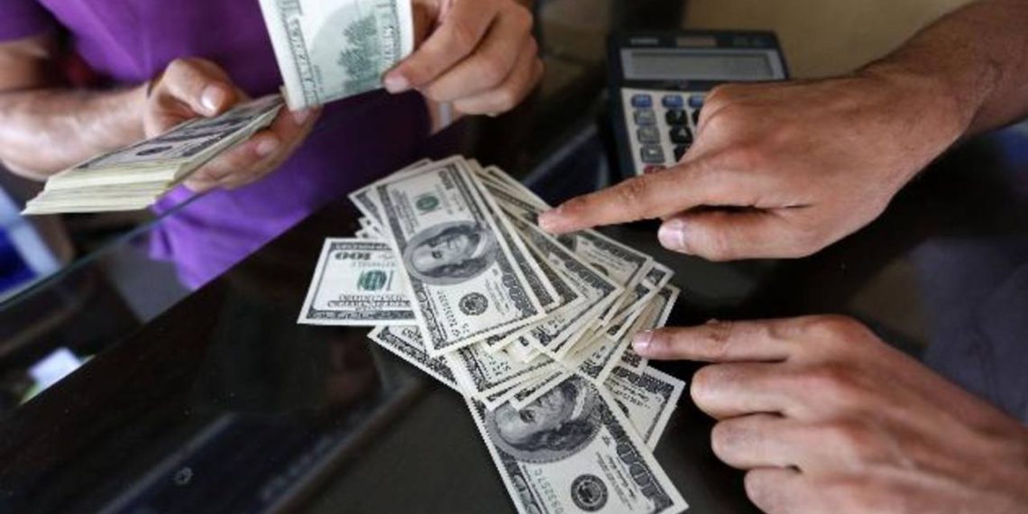 A money changer sells U.S. dollars to a customer in the border city of Hatay September 17, 2013. Turkey's central bank held fire on any further steps to support the lira currency at its September meeting on Tuesday, keeping all interest rates on hold while also opting against changes to reserve requirements. REUTERS/Umit Bektas (TURKEY - Tags: BUSINESS)