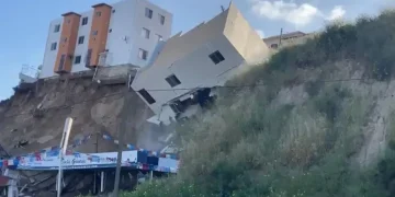 Reunión del Presidente Municipal de Tijuana, Ismael Burgueño, con el Director de Protección Civil y los delegados municipales para coordinar acciones preventivas ante los riesgos hidrometeorológicos en la ciudad.