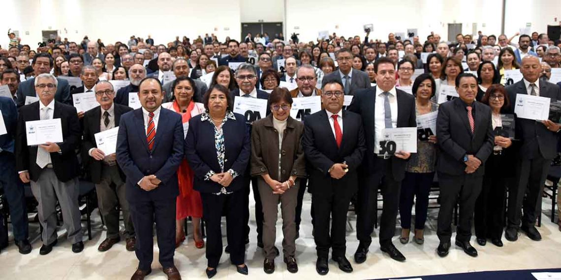 BUAP reconoce servicio de personal académico y administrativo por su antigüedad