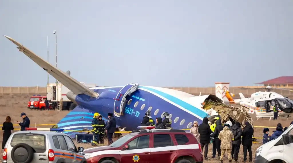 Los especialistas en emergencias trabajan en el lugar del accidente del avión de pasajeros de Azerbaijan Airlines, cerca de la ciudad de Aktau, en el oeste de Kazajstán, el 25 de diciembre