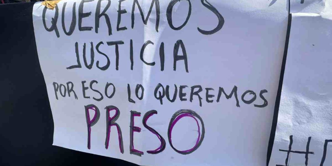 Manifestación frente al Reclusorio Oriente por el caso de violencia digital en el IPN, con integrantes de colectivos feministas exigiendo justicia.