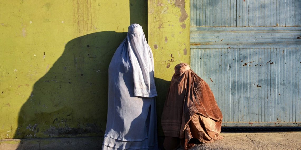 Prohíben ventanas en espacios con mujeres en Afganistán.