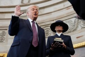 Trump rompió el protocolo de jurar ante la Biblia de Lincoln.