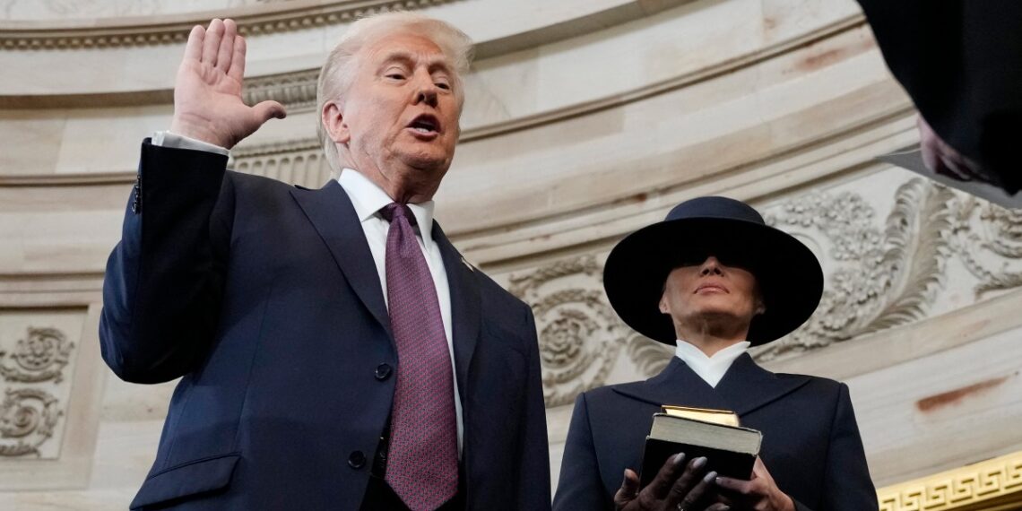 Trump rompió el protocolo de jurar ante la Biblia de Lincoln.