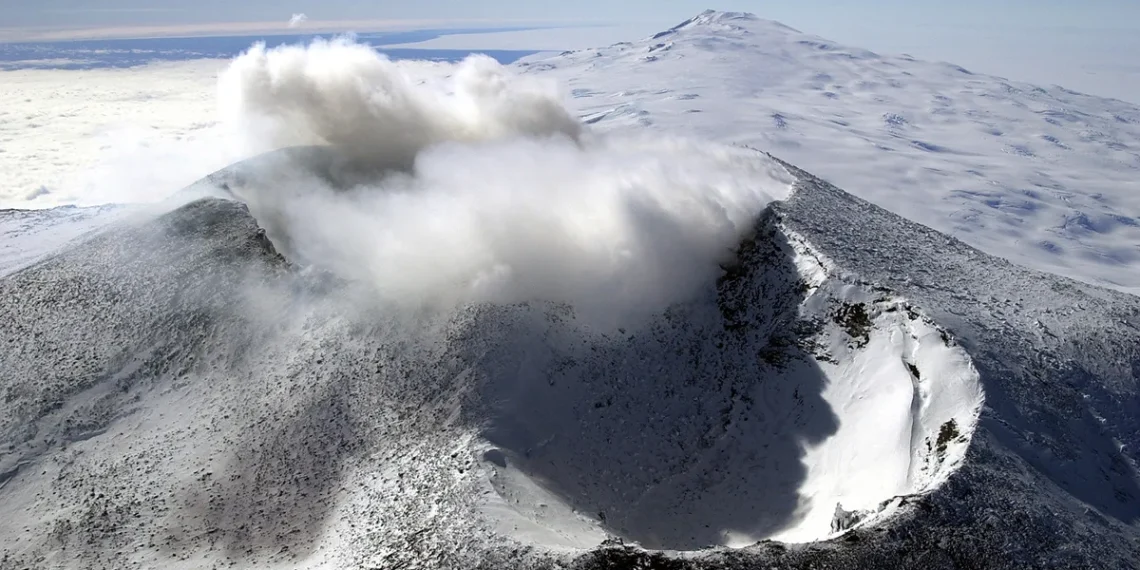 En la imagen se observa al Monte Erebus, ubicado en la Antártida. (Josh Landis / Programa Ártico de EUA)