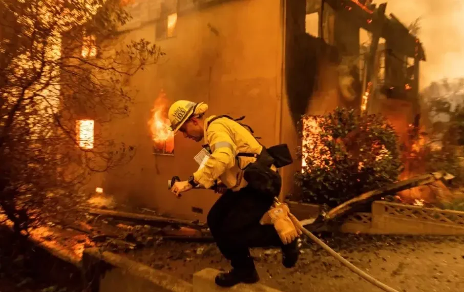 Un bombero lucha contra el incendio de Eaton el miércoles en Altadena, California. Un auge de la vegetación generó suficiente combustible para el desastre de incendios forestales en el sur de California. (Ethan Swope/AP Photo)