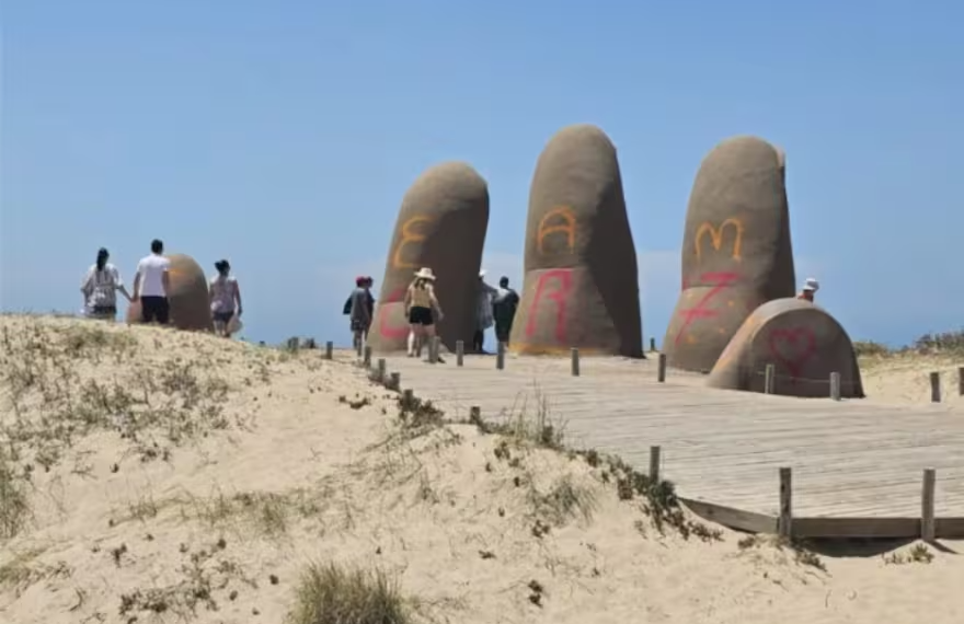 La escultura monumental fue vandalizada con un mensaje hacia el goleador portugués.