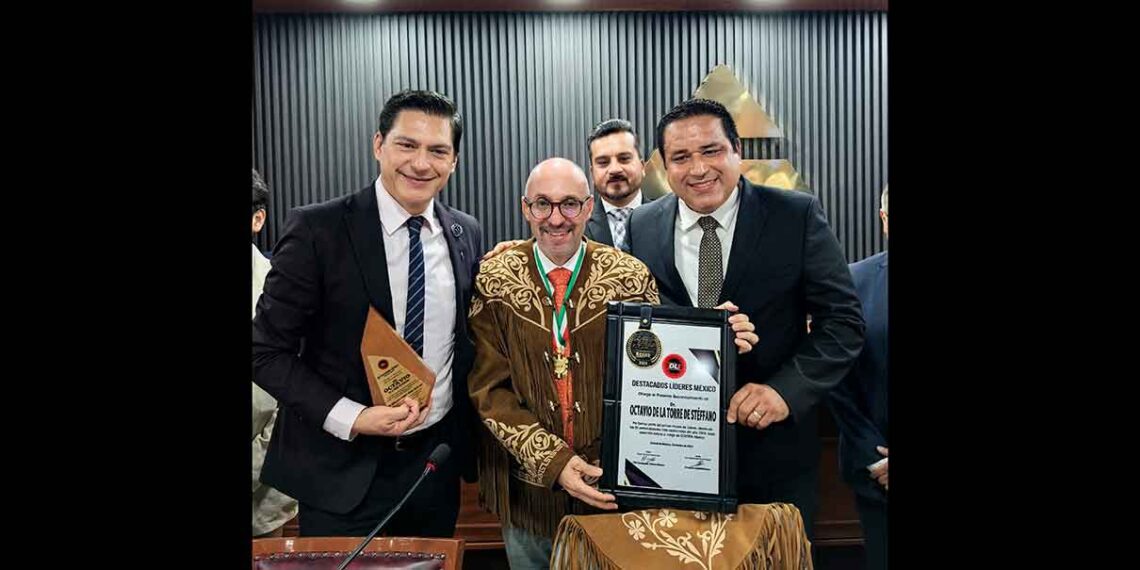 Destacados Líderes México entrega doble reconocimiento al Dr. Octavio de la Torre, presidente de la CONCANACO