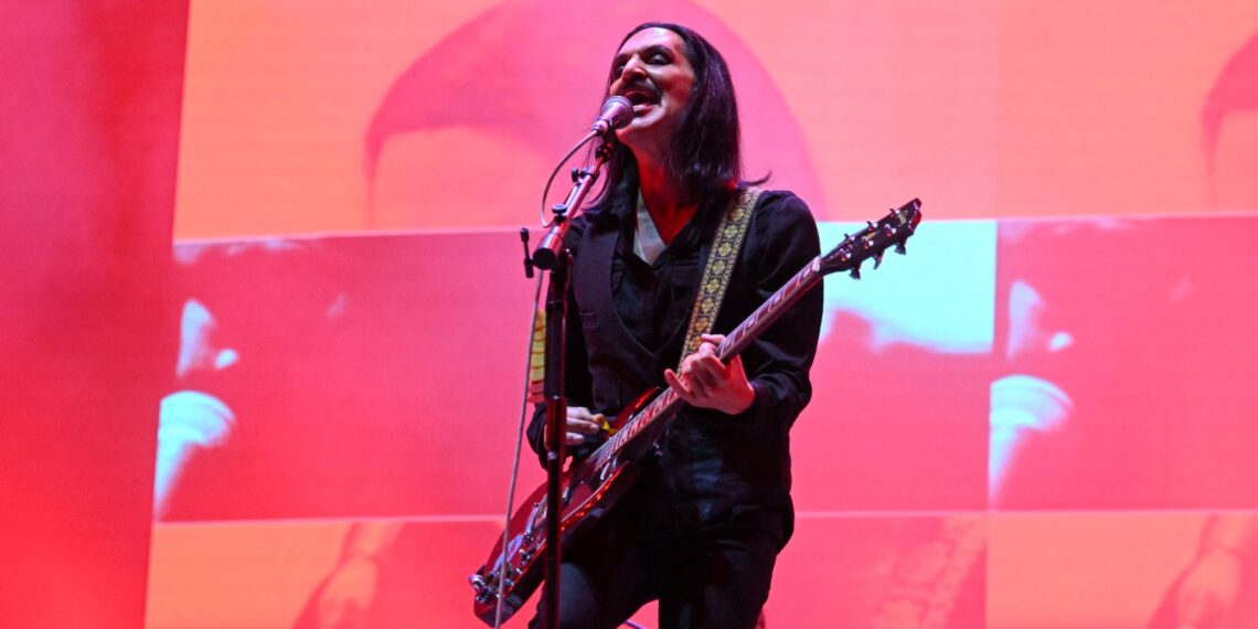 Brian Molko, el vocalista de la banda británica Placebo, es investigado por las autoridades de Italia tras criticar a la primera ministra.(Photo by Anna KURTH / AFP)