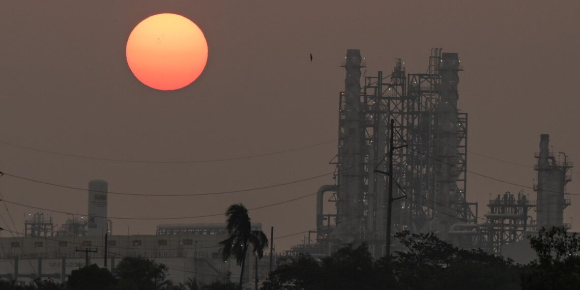 Las refinerías en Estados Unidos han detectado agua y salinidad en el petróleo de PEMEX. (Photo by Yuri CORTEZ / AFP)