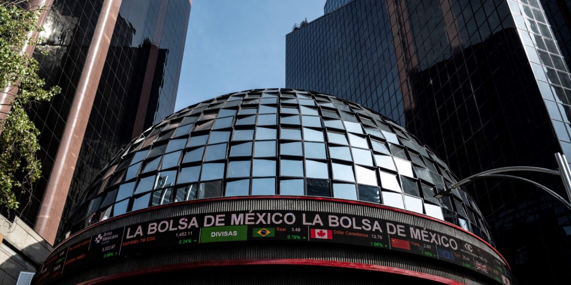 La economía mexicana se encuentra en un momento de contracción. (Photo by Yuri CORTEZ / AFP)