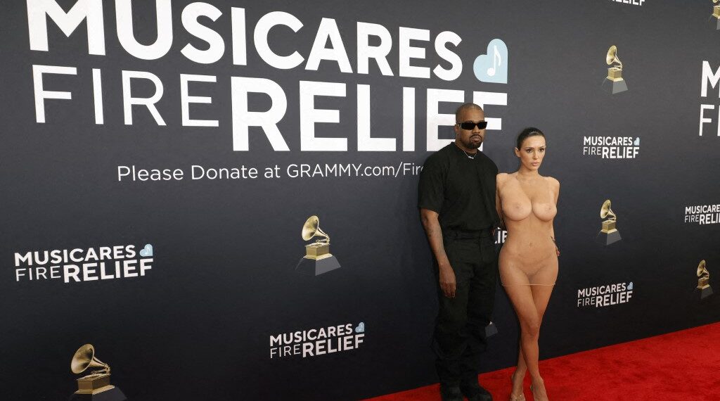 La entrada del rapero Kanye West y su pareja Bianca Censori, la modelo australiana fue punto menos que escandalosa. (Photo by Frazer Harrison / GETTY IMAGES NORTH AMERICA / Getty Images via AFP)